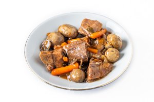 קדירת בקר וירקות שורש.